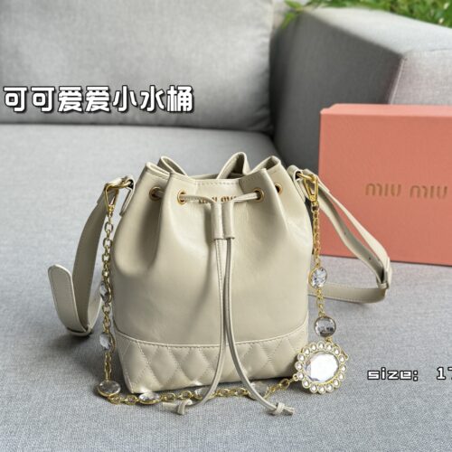205 Tian Di Gai
size：17×21
MIU MIU Water Diamond Chain Bucket Bag
Miumiu new bucket bag, elegant women's daily preferred choice
Cute and loving little bucket