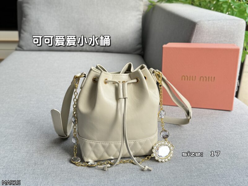 514ee3cfe1.jpg 205 Tian Di Gai
size:17×21
MIU MIU Water Diamond Chain Bucket Bag
Miumiu new bucket bag, elegant women's daily preferred choice
Cute and loving little bucket