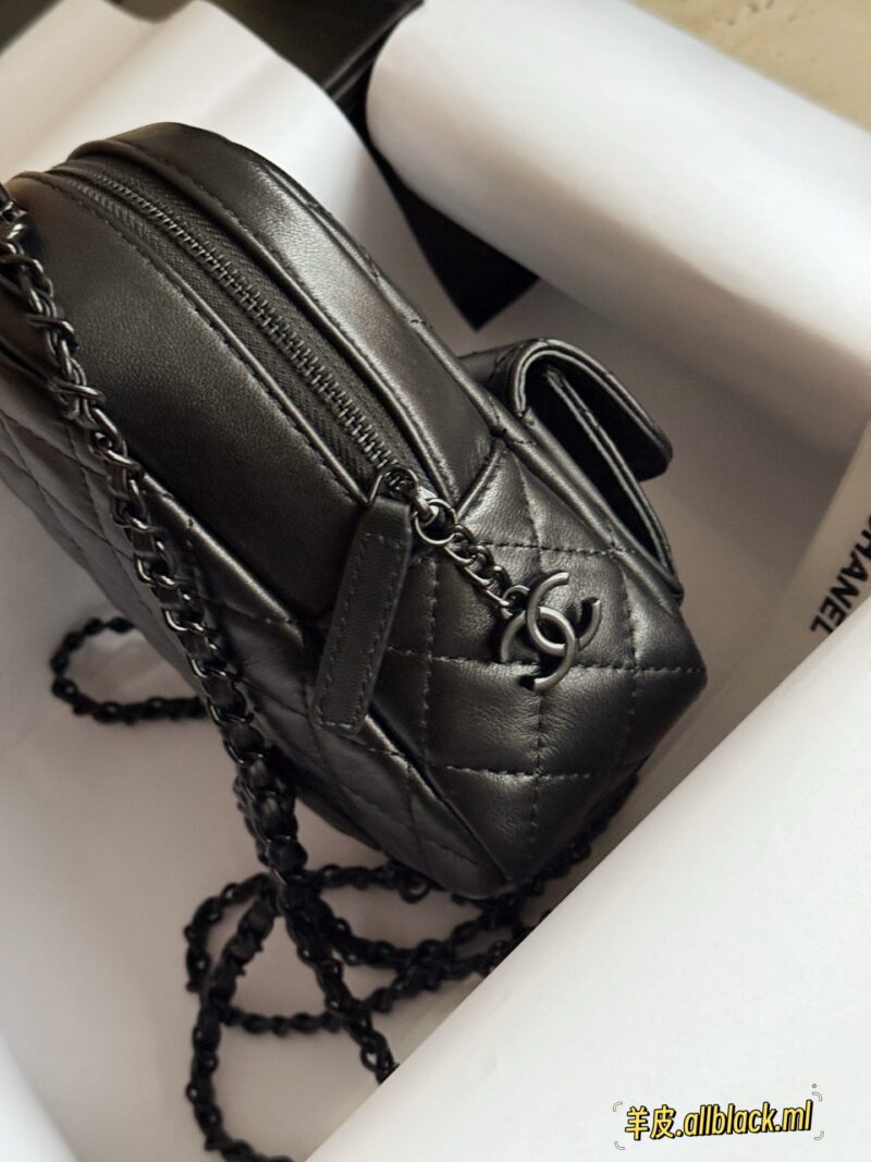 518d31876d.jpg 265/sheepskin box
size:13*18cm
Xiaoxiangjia's new 24c backpack
This season's stir fried chicken with cute little shoulders
It looks very small, but the capacity is quite large. There are also many ways to memorize it, which is very nice
25P all bla...