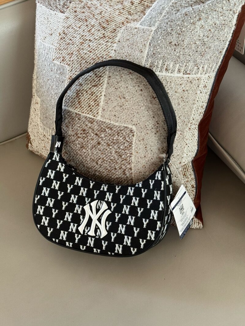 518ee118b5.jpg 170 boxes
size:22*15cm
Summer travel|
We can't do without an MLB armpit bag
MLB Cowboy Canvas Underarm Bag
The capacity is not small either
Can accommodate travel beauty gadgets
Who wouldn't love retro vintage vintage MLB? It's really amazing!