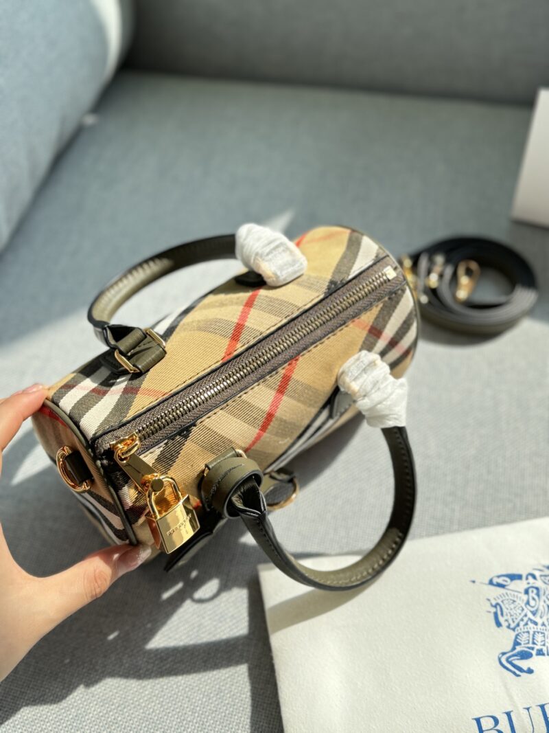 519dec9b4c.jpg 200 fold box
size:18.5×12.5
Burberry plaid pillow bag, bowling bag, one shoulder crossbody handbag
BURBERRY, a bunch of cocoa and love pillow bags are here
It can be carried by hand and slung diagonally without violating the rules. That's it
This ...
