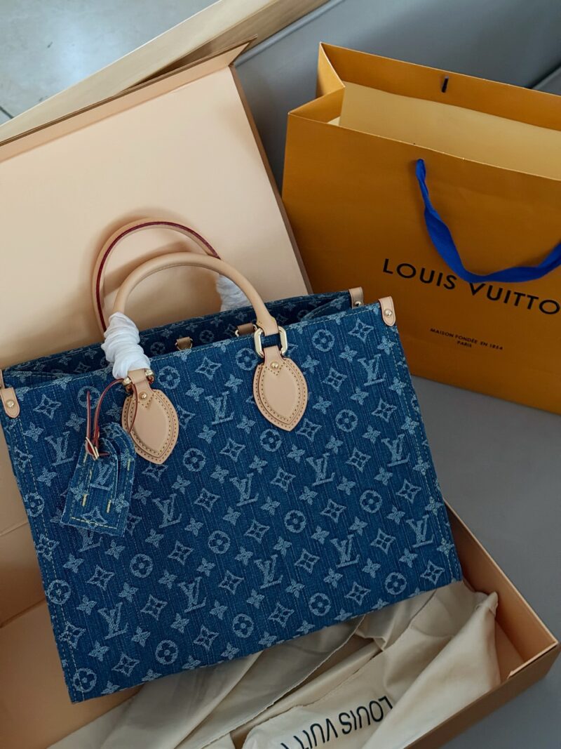 315 with packaging
size：34*26cm
L Home On the Go Cowboy Shopping Bag ??
So elegant
I will always love tannins! Who can refuse LV's denim style
Search Lv on the go shopping bag