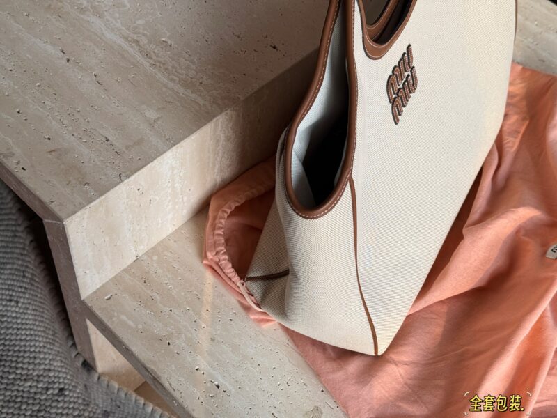 51a6132c73.jpg 300 canvas cowhide (with full packaging)
Size: 38 Bottom, 55 Upper Width * 30 Height
Miu's newly released tote this year
Take a good look!
The actual product looks great!
Lightweight, spacious, and stylish online!
Miumiu's canvas bag is wrapped in on...