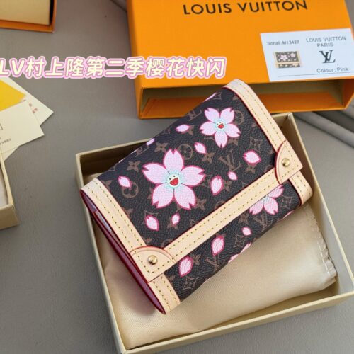 170 boxes
size：12*9cm
L Family Sakura Flash Series Wallet
lovely! Easy to carry!
A small wallet that keeps its appearance online
There are a total of 6 ? ? A card slot,
A change slot with a zipper!
