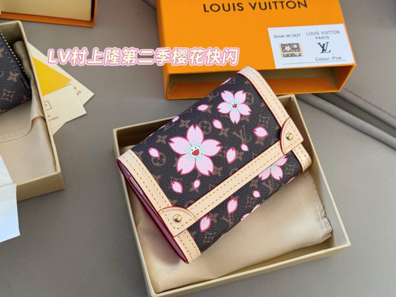 51b5029979.jpg 170 boxes
size:12*9cm
L Family Sakura Flash Series Wallet
lovely! Easy to carry!
A small wallet that keeps its appearance online
There are a total of 6 ? ? A card slot,
A change slot with a zipper!