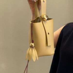 Burberry lunch box bags are really popular. The designer is a genius who never expected the clothesline to match the bag Designers are really imaginative. Burberry's latest lunch box bag is really popular, with a retro feel added to the dark green color!