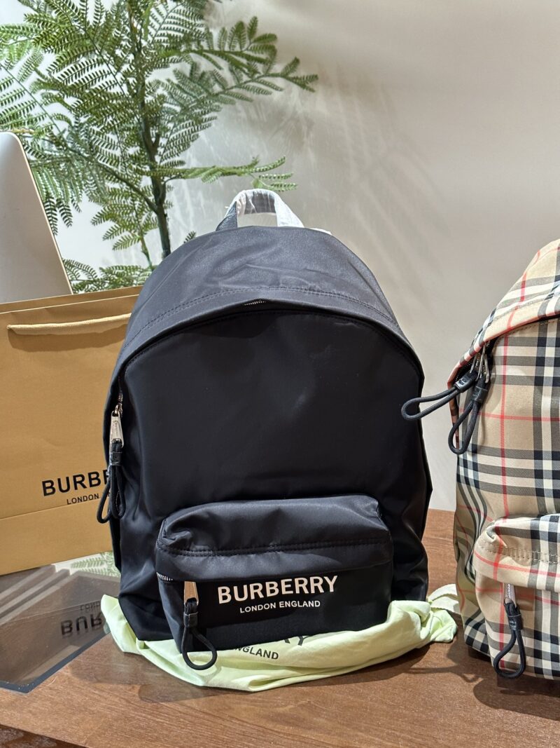 Burberry plaid backpack p225
Vintage vintage plaid material, paired with smooth leather trim, this backpack is priced at five to six thousand yuan, and it's hard to find a bag. Of course, besides being stylish, it's also very useful, lightweight and ...
