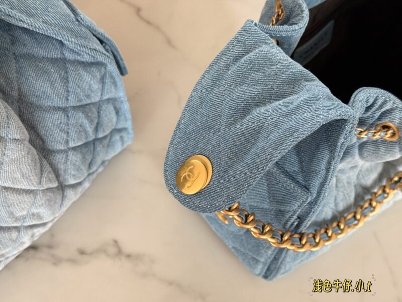 51dd028a3f.jpg 315 335 cowhide box
Size: 26 * 21cm (small)
31 * 26cm (large)
Xiaoxiang Home 25C Hobo Hippie Underarm Bag
Cool and stylish bucket design, very retro
The adjustable drawstring design of the bag is very practical, with two small pockets on the side tha...