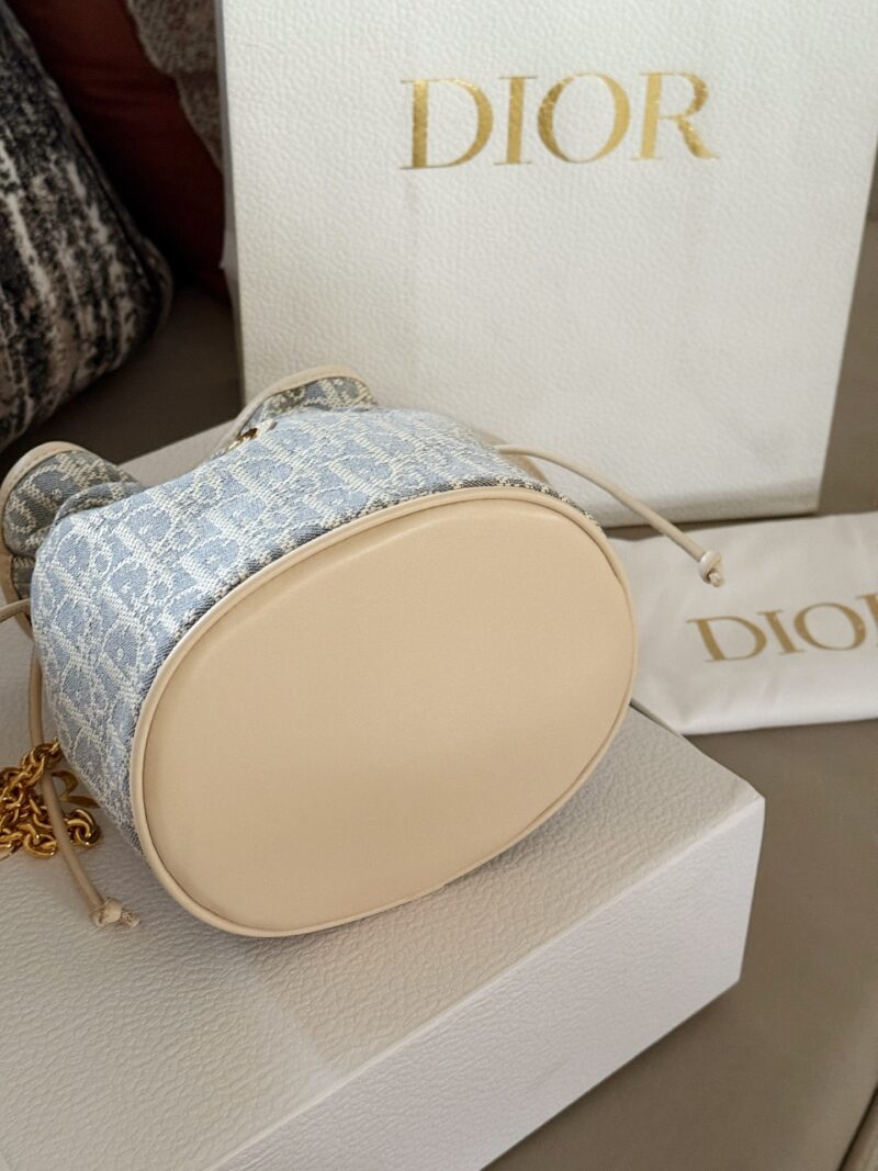 51df188f65.jpg 275 boxes
size:17*18cm
D's new small water bucket is here~
Get rich at first sight!
The new way to carry Xiaofu Bags! My armpits are really amazing
2025 new color scheme sea salt white "beautiful to the heart's nest