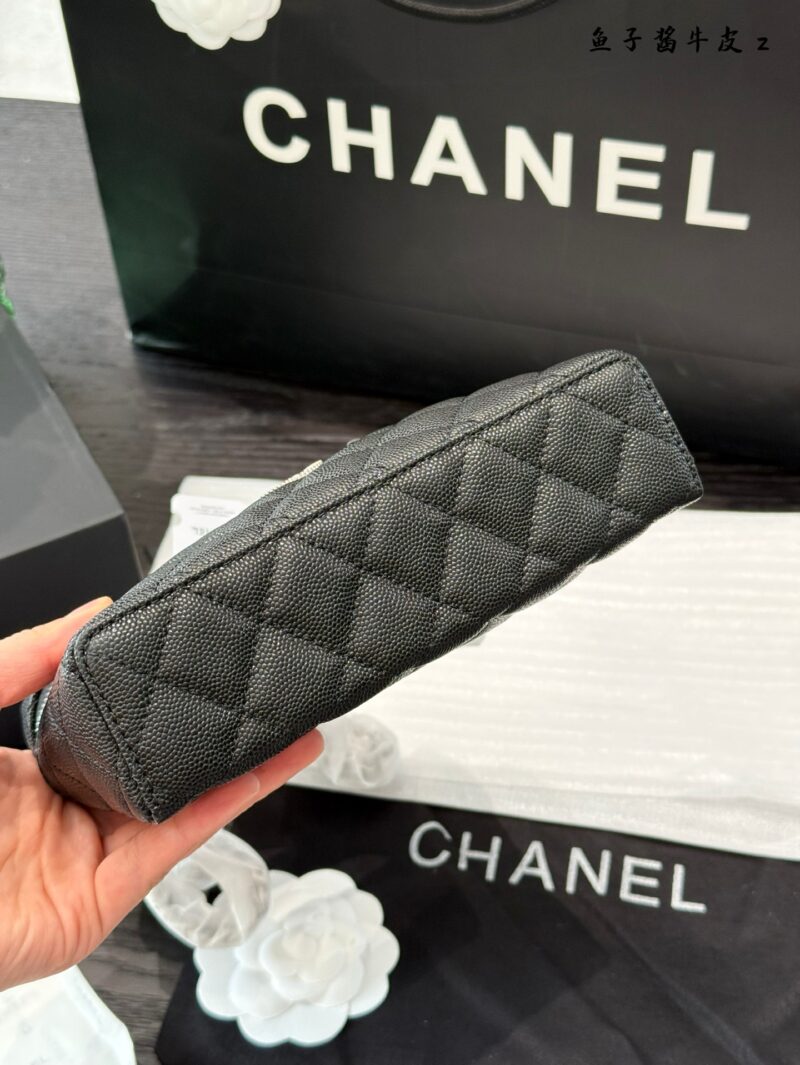 A Chanel 25c box p249
Chanel 25CLP black gold chain bag is coming!
The classic black and silver color scheme exudes a sense of luxury. Litchi cowhide, with excellent texture.
The design of the Cocoon Island chain is both retro and fashionable, making...
