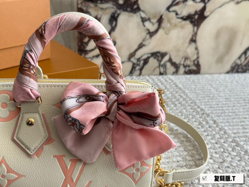 521acba200.jpg 250 new model (with box)
size:20*14cm
L Home SS23 Speedy 20
Experience the joy of cherry blossom powder together~
Carrying a small bag, I really love it, love it~
?? Cherry Blossom
Search: Lv nano