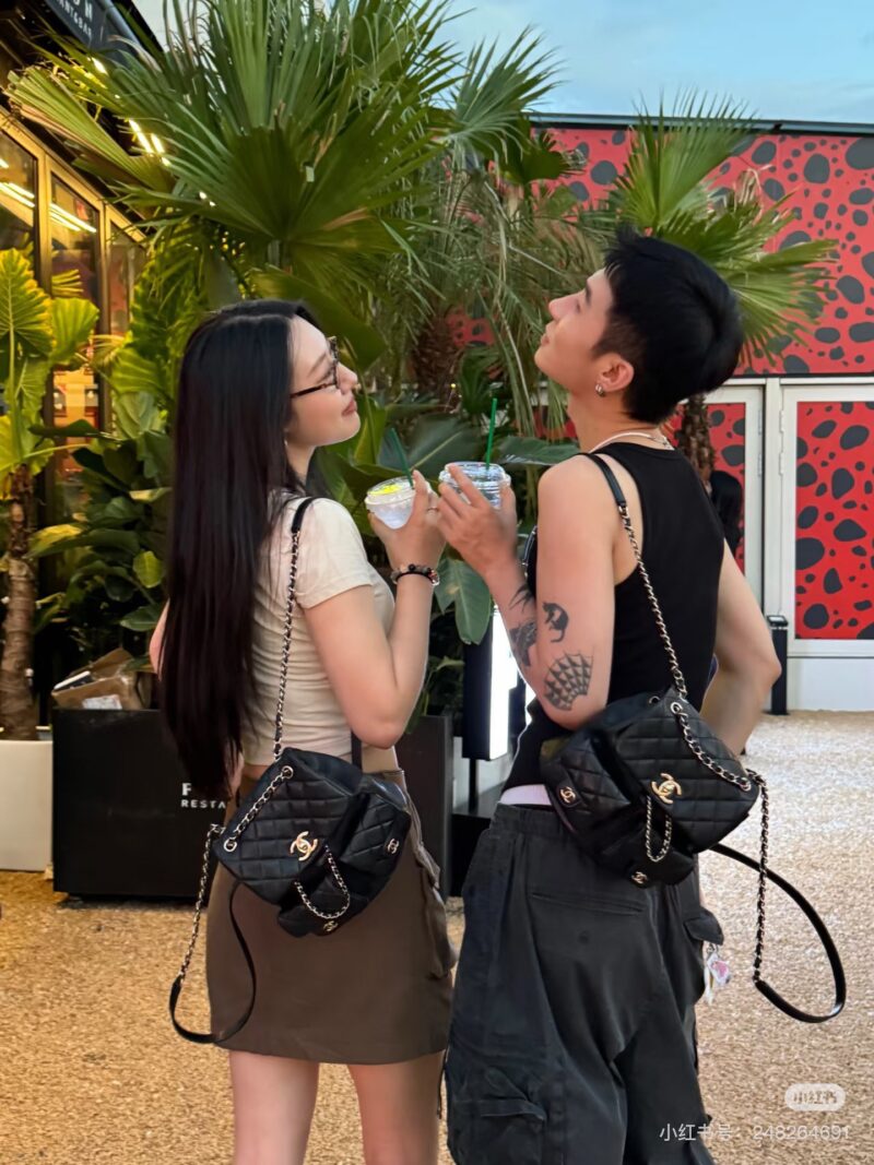 521d8ea15a.jpg A small 'frog' that combines fashion and practicality!
The most profitable Chanelduma
Still knock on durable lychee cowhide
Compact and exquisite, but very durable The upper body exudes a strong sense of fashion!
It looks great with any combination a...