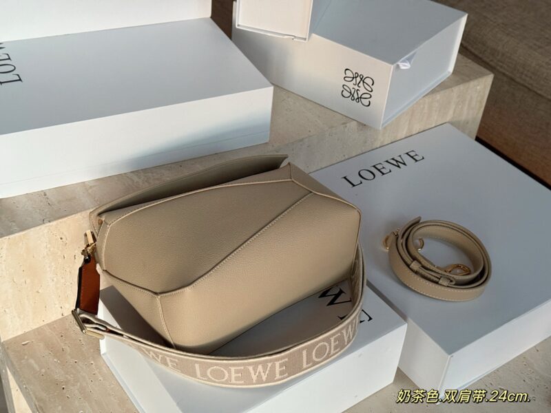 522f43f987.jpg 320 box
Size: 24 * 15cm (large)
Loewe Geometry Package Puzzle
The latest version of woven shoulder straps
Clean Puzzle Edge is very advanced!
?? Cowhide quality!
Completely hold on!