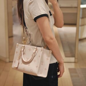 Copy of original order ? MINISOTTRUNK handbag features the iconic Monogram print paired with contrasting resin chain straps, creating a delicate and charming design. This charming handbag has sharp edges and elegant connotations, showcasing a mod...
