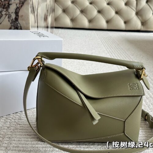 260 boxes
Size: 24 * 15cm (large)
Loewe Geometry Package Puzzle
A very textured color,
Green Puzzle Edge is very advanced!
?? Cowhide quality!
Completely hold on!