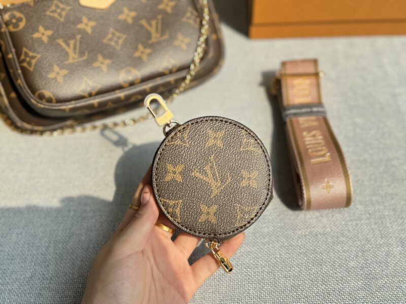 52423e0aa4.jpg 230 Complete Gift Box Set
size:24×14
LV Multi Pochette chain flower five in one combination bag mahjong bag armpit bag handbag shoulder crossbody bag 163 variable frequency chip steel hardware
The bag warmly held by the goddess Reba,
Popularized t...