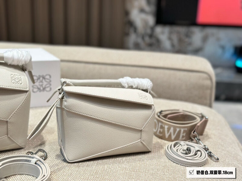 524286e44e.jpg 275 300 box
Size: 18 * 11cm (small size)
24 * 15cm (large size)
Loewe Geometry Package Puzzle
The latest version of woven shoulder straps
Clean Puzzle Edge is very advanced!
?? Cowhide quality!
Completely hold on!