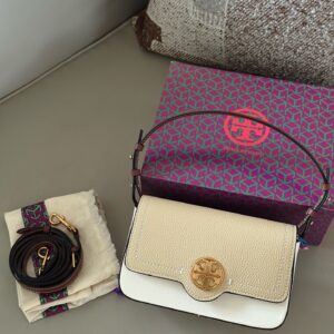 220 boxes
size：21*13cm
TORY BURCH Mahjong Bun is your favorite on the street!
Sisters, mahjong bags are available all year round
Paired with 2 shoulder straps,
Can be carried by hand under the armpit or slung diagonally
Exquisite and compact