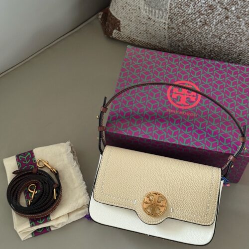 220 boxes
size：21*13cm
TORY BURCH Mahjong Bun is your favorite on the street!
Sisters, mahjong bags are available all year round
Paired with 2 shoulder straps,
Can be carried by hand under the armpit or slung diagonally
Exquisite and compact