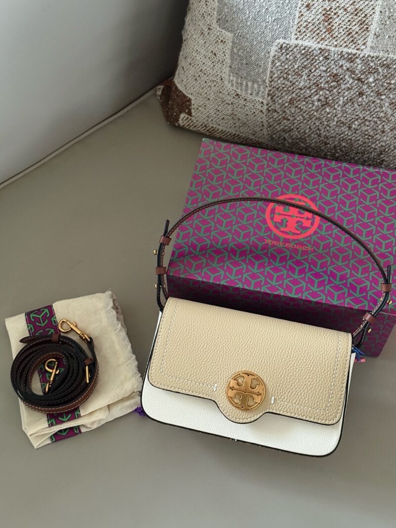 220 boxes
size：21*13cm
TORY BURCH Mahjong Bun is your favorite on the street!
Sisters, mahjong bags are available all year round
Paired with 2 shoulder straps,
Can be carried by hand under the armpit or slung diagonally
Exquisite and compact