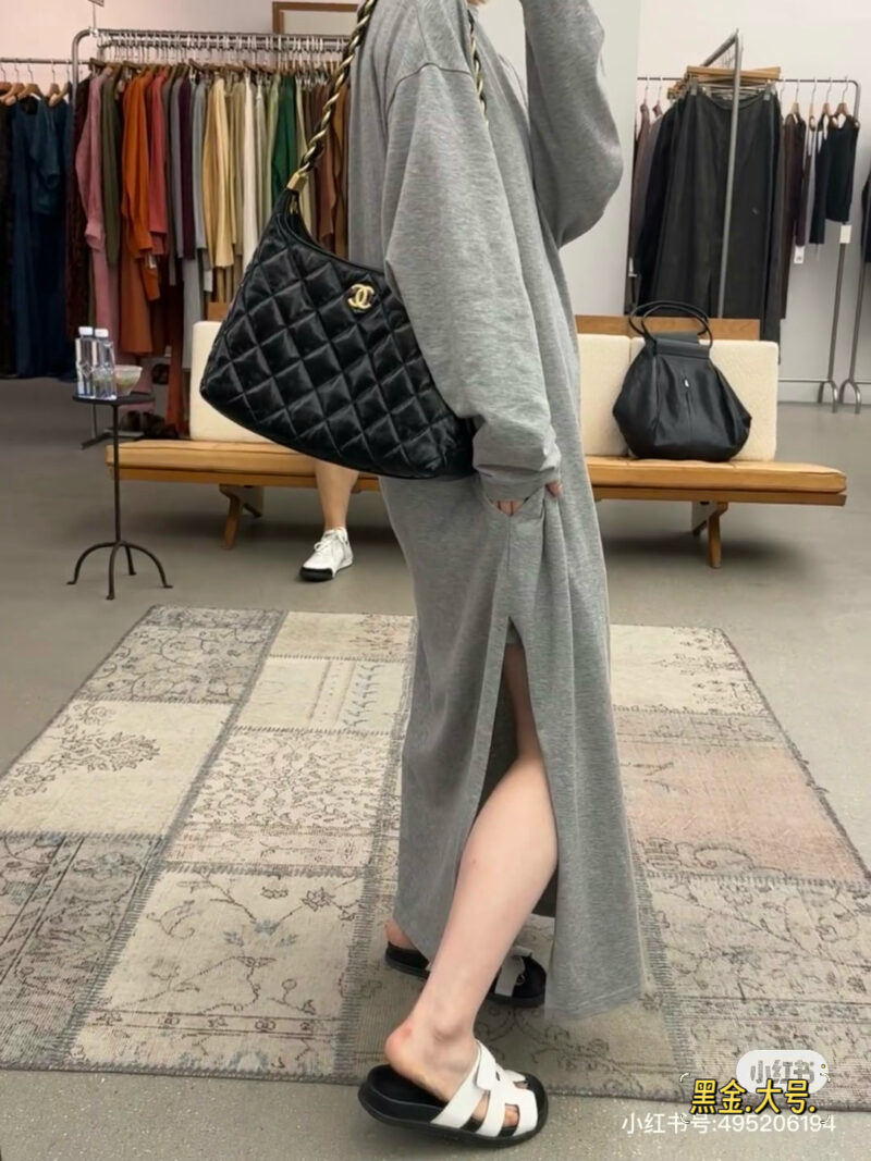 52b11566cd.jpg Another relaxing and lazy day for Chanel Hobo!