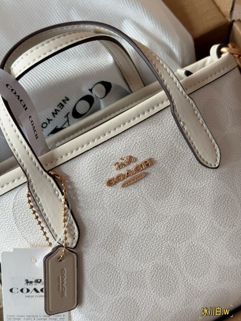 52bed4e995.jpg 210 box
size:15*14cm
New Product C Mini Tote 15
A very refreshing color
A cute little one is enough for daily use!
City, this mini tote! So cute!!
City15 Glacier White!