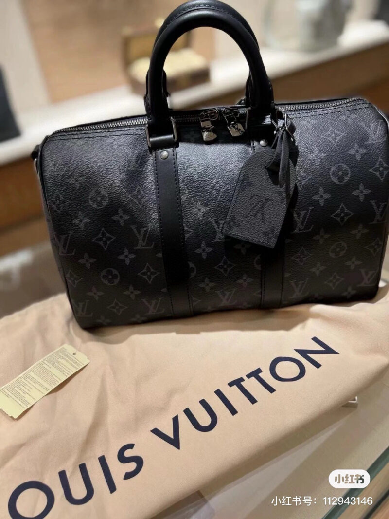 52d3e6789c.jpg A super practical travel bag can actually be both cool and stylish
LV keepall 35
One of Louis Vuitton's most classic bags
Characterized by strong practicality and high resale value
Almost every celebrity blogger at home and abroad has one
Fashion ite...