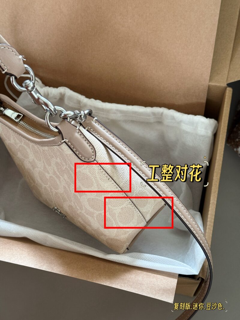 52e158a237.jpg 245 Reproduction Edition Box
size:19*14cm
Today's New Products|
C's mini Laurel stray bag is so cute!
Two shoulder straps slung diagonally under the armpits
In summer, I changed into a small skirt and paired it with a small stray bag,
Super cute