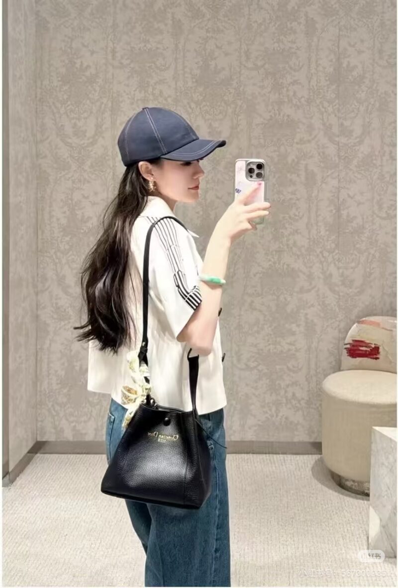 Dior has released another new bag
This water bucket is definitely the "practical king", made of full grain cowhide, ultra light, super large capacity, classic and versatile black gold, and filled with buffs