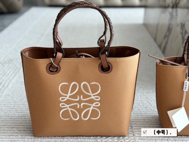 52eea14a0b.jpg 220 without box
Size: 23 * 22cm (small)
27 * 24cm (medium)
Loewe canvas shopping bag ?
A bag that is easy to pack in physical form
Recently, I have been carrying my back while traveling
Brown leather with rice white canvas, durable and textured
Its...