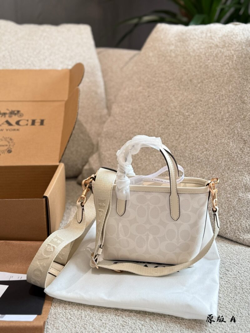 Coach Coach Mini Tote P210
Coach. New Release
Airplane box packaging
Coach's new Mini Tote
Paired with long and wide shoulder straps, it provides ample comfort and ample capacity,
It can be easily controlled in daily life
Size: 15 * 14 * 9cm