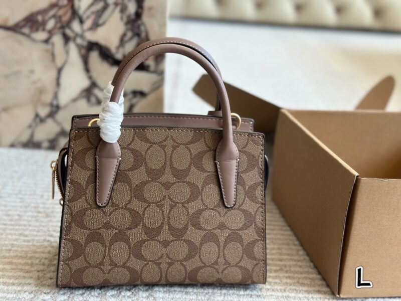 530b080f95.jpg ¥ 225 COACH January New Product
Classic printed Andrea shoulder bag
Andrea Carryall achieves a perfect balance between fashion and functionality. It can not only be carried as a crossbody, but also classic and versatile. 22/17 matching gift box