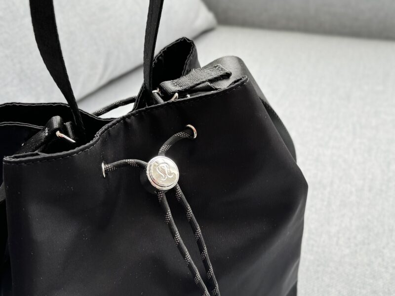 5314286ddf.jpg 200 airplane boxes
size:22×25
Lululemon 5L nylon bucket bag, one shoulder crossbody handbag
Lightweight and casual, as expected, the end of the bag is made of nylon
Lightweight and casual, the bag shape and style are very appealing to me