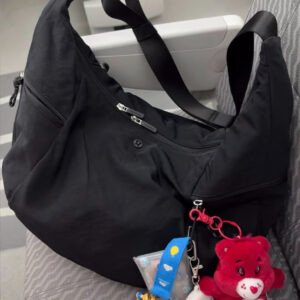 Box oil wax skin
Size: 22 * 16cm (small)
26.5 * 17cm (medium)
30 * 23cm (large)
24Ahobo Xiaoxiang's home
Xiangxiang loves new styles recently
Hobo armpit bag exudes a strong atmosphere, who knows!! good-looking!