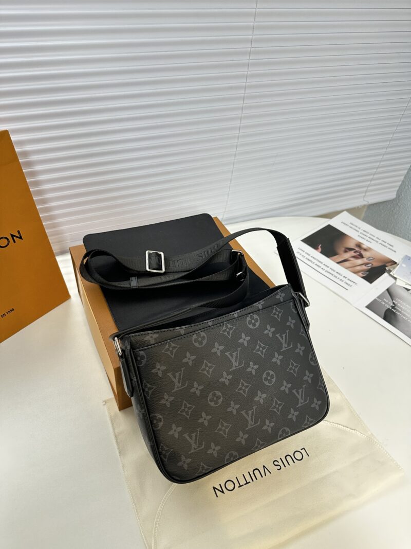 Comes with premium gift box (top of the line original order) M 46255 black flower
This District small mailman bag is more square and compact than the previous version, reinforced with Damier Graphite coated canvas for classic contours and delicate pr...