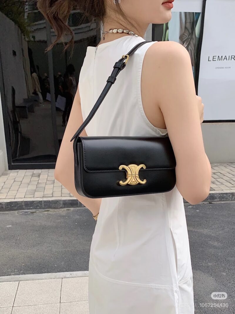 53298a313d.jpg Celine, who carries the armpit bag and who looks good