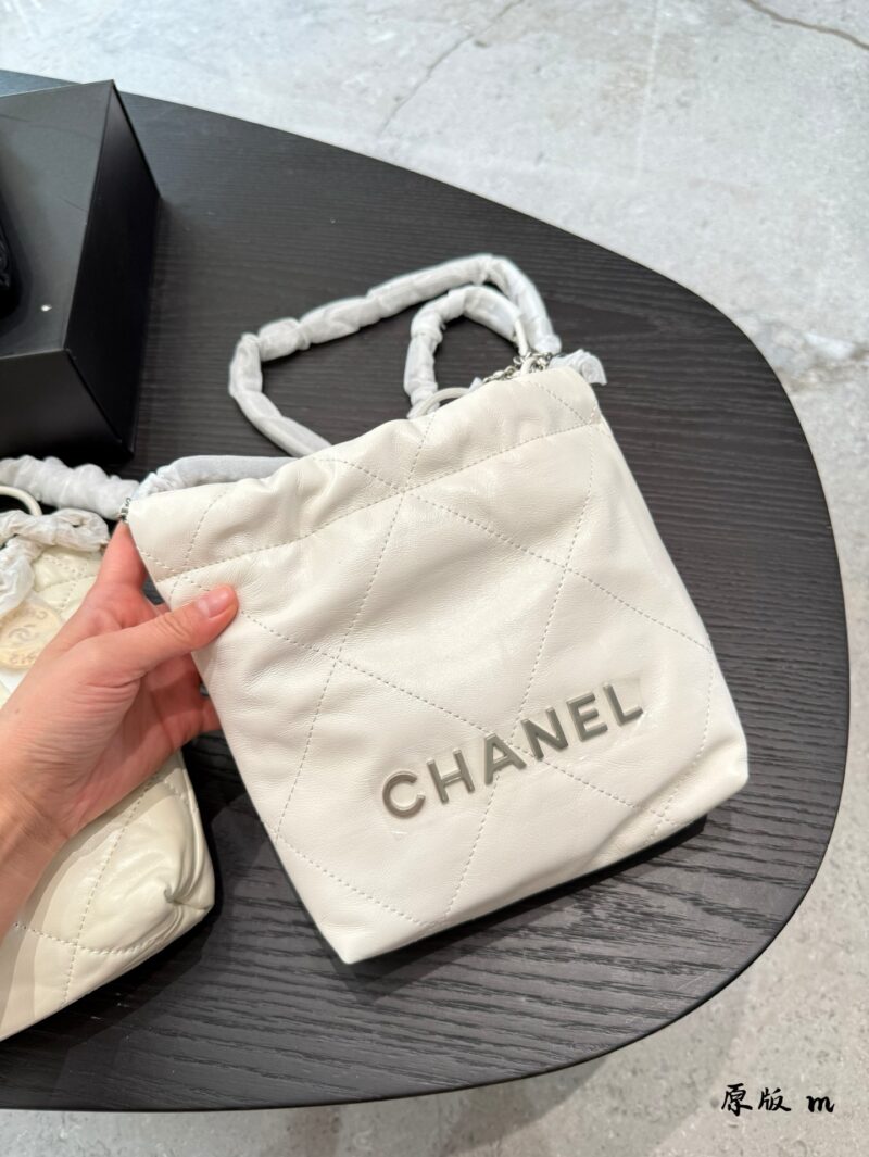 Chanel Mini Garbage Bag P260 Original Sheepskin
Can be carried by hand or slung over
The new season's C position! Get up the little girl who used to have a casual style with 22 bags
Can be carried by hand or slung over, exquisite and cute 18 × 20 bo...