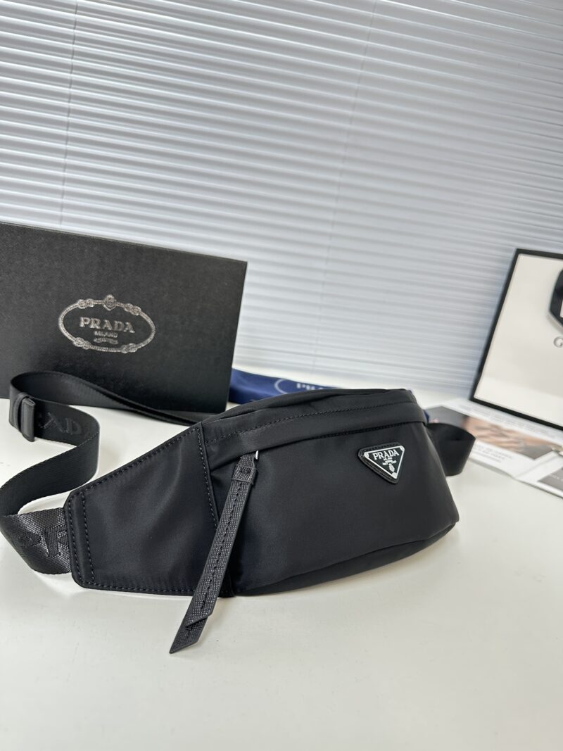 Comes with a gift box size of 2 5x 11 x 5 PRADA waist bag/chest bag model 2VL034. This waist bag design is not only practical but also enhances the overall design sense, making it easy to raise the body proportion. The bag can be worn as a chest bag ...