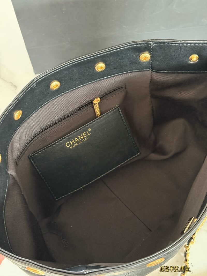 305 box sheepskin
size：25*21cm
Xiaoxiangjia 25p Hobo Bucket Bag
Wow!
A row of small gold coins exudes luxury!
Sheepskin material is soft and high-end!
Very hot and super atmospheric!