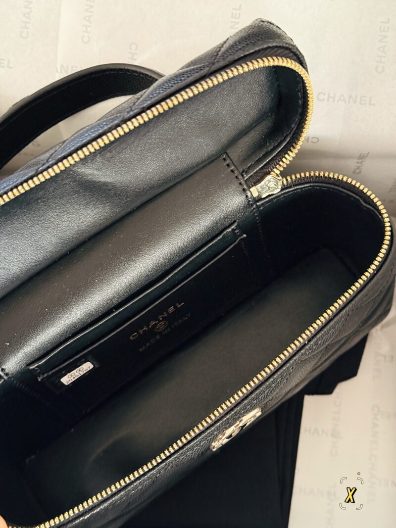 5360f5e63e.jpg 220 boxes
Size: 20 (base width) * 12cm (height)
Xiaoxiang Family Lunch Box Pack Lp
A popular bag that catches the eye at a glance
Really cute
Can be sweet or salty
You can hold it by hand, shoulder and back. The chain length is just right
It also has...