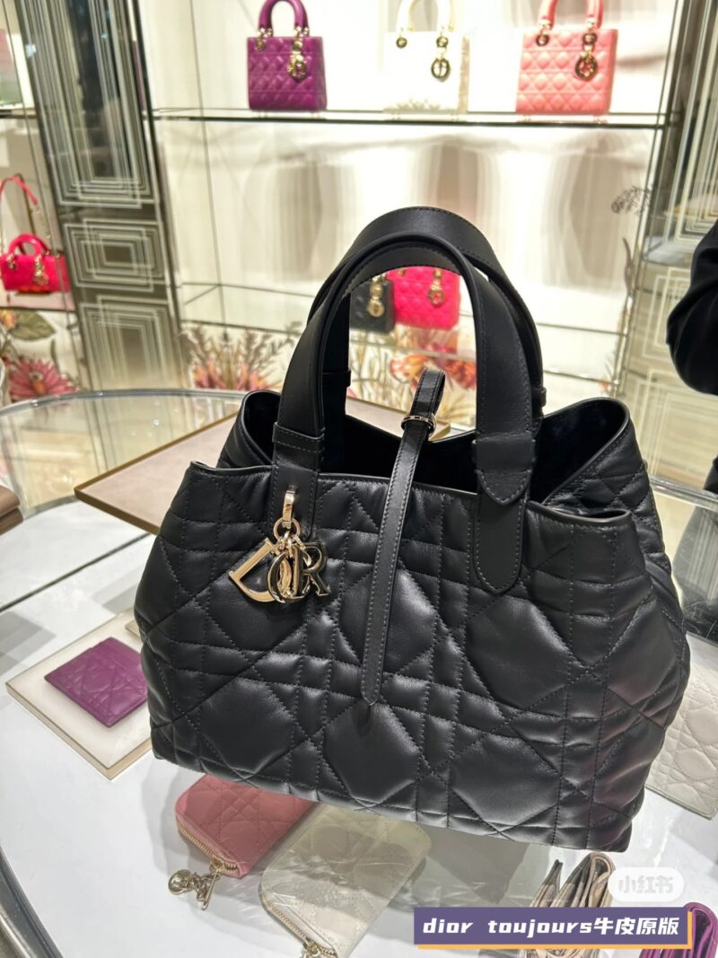 Dior's new Toujours collection this year
It looks so good that it's like I love it at first glance
Different from the previously popular tough diamond patterned Toujours, the bag is softer and lighter in shape