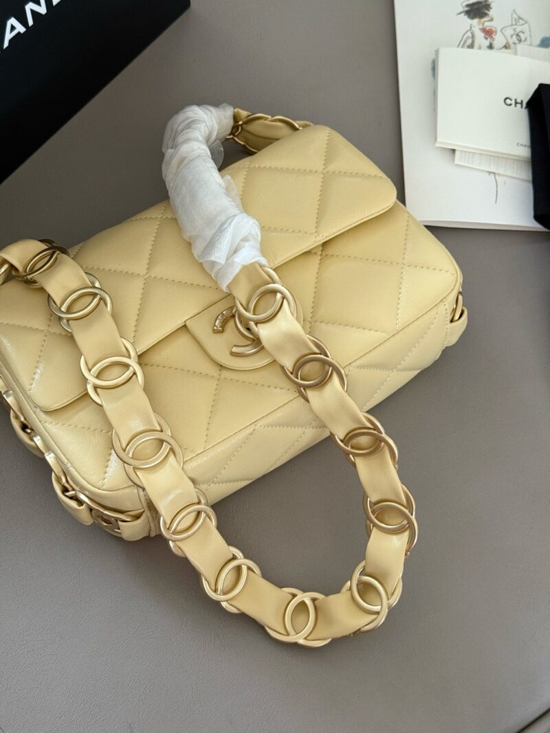 240 boxes
size：21*16cm
Xiaoxiangjia 25s Thick Chain Underarm Bag
Classic yet practical
Irresistible vintage
The more I watch, the more I like it!
Cute and lovely chicken yellow/very suitable for summer color matching~