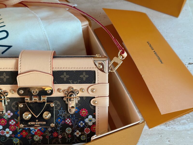 538c122e0c.jpg Box pairing
size:19*12cm
L's small box Petite Malle
The appearance of this small box is too high!
That's so cute!
Murakami Takashi collaborates on a sunflower Petite hard box
Very stylish!