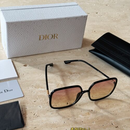 200 configurations with complete packaging
Dior premium brown sunglasses!
Plain Mirror No.1
This pair of sunglasses really looks stunning on the face,
Big frame, very small face!
The frame is very light and comfortable to wear!
When you don't want to...
