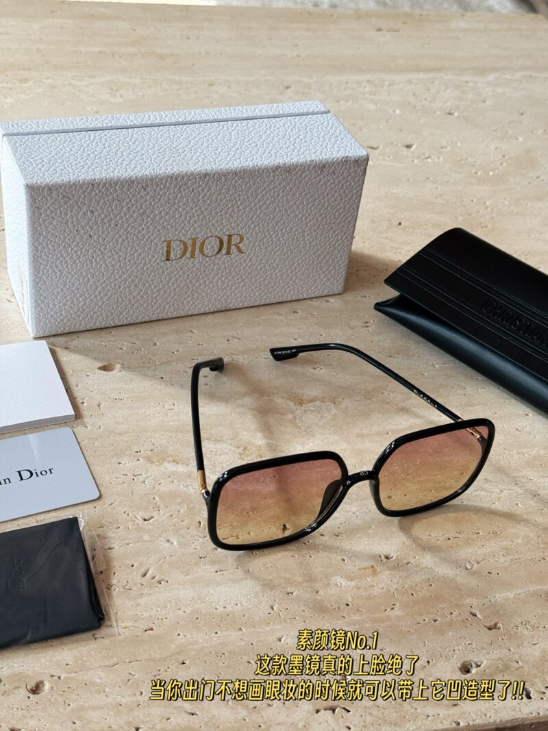 5394b7a424.jpg 200 configurations with complete packaging
Dior premium brown sunglasses!
Plain Mirror No.1
This pair of sunglasses really looks stunning on the face,
Big frame, very small face!
The frame is very light and comfortable to wear!
When you don't want to...