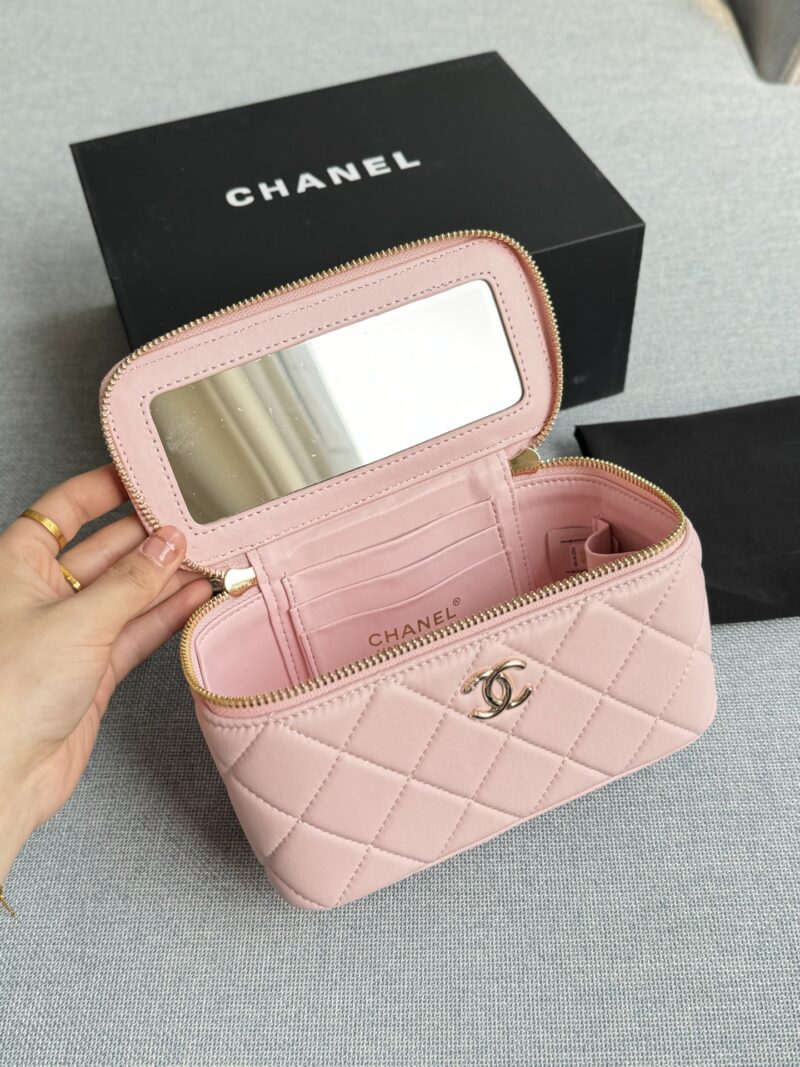 53991ab3e0.jpg 200 complete gift boxes
size:18×10
CHANEL Knitted Handheld Makeup Bag, Makeup Box, Chain Bag, Single Shoulder Crossbody Bag
Truly super invincible and adorable~
Full of fairy spirit~A must-have for daily purchases, little sister~
Always showcase y...