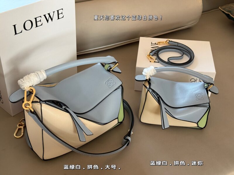 539d79163f.jpg 225 255 box
Size: 18 * 10cm (mini)
24 * 15cm (large size)
Loewe Geometry Package Puzzle
Truly cannot be missed,
?? Cowhide quality!
Completely hold on!
Puzzle's blue-green and white color matching
Advanced high is about to overflow!