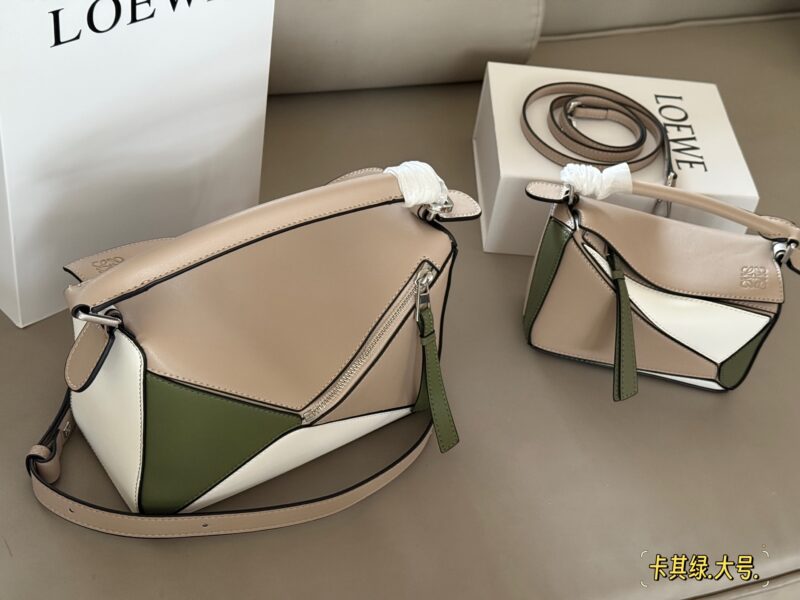53a324542a.jpg 225 255 box
Size: 18 * 10cm (mini)
24 * 15cm (large size)
Loewe Geometry Package Puzzle
Truly cannot be missed,
?? Cowhide quality!
Completely hold on!
Puzzle khaki green color combination
Even high-level ones have to overflow