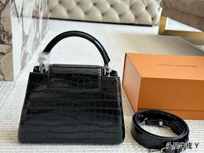 53c3086ae6.jpg 360 gift box cowhide
size :20cm
L Capucines handbag
Full grain grain top layer cowhide!
It feels low-key but has a luxurious texture!!
classic! classic!