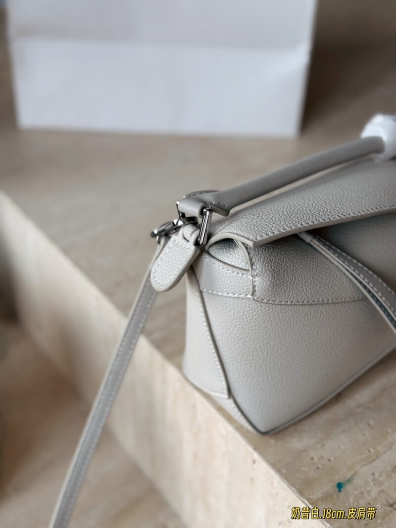 53d1dd5224.jpg 235260 box
Size: 18 * 10cm (mini)
24 * 15cm (large size)
Loewe Geometry Package Puzzle
Truly cannot be missed,
?? Cowhide quality!
Completely hold on!
Silver button milkshake white small puzzle
The high-end lychee skin is about to overflow